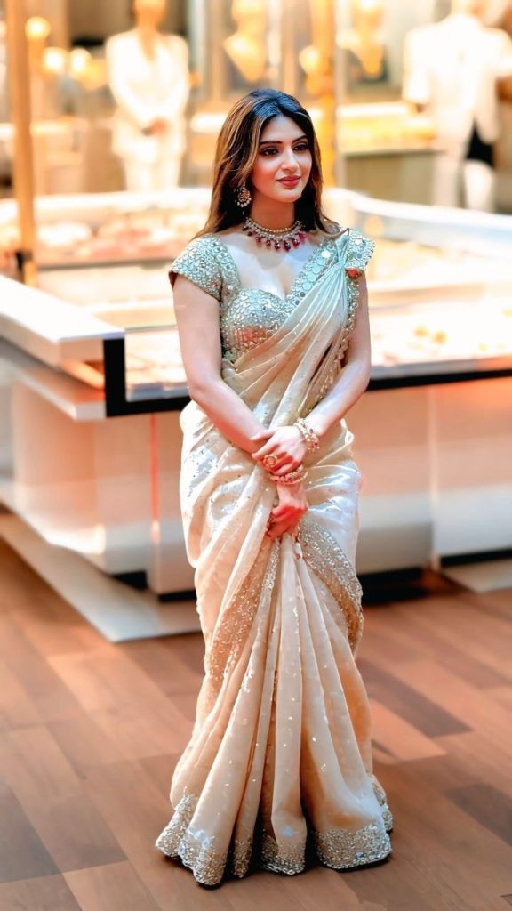cream colour sarees show royal grace in women fashion. It is the identitiy of Formal Wear For women with Maheshwaries